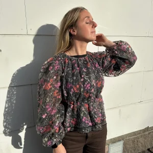Yasleanna Long Sleeve Top Black Rose Print